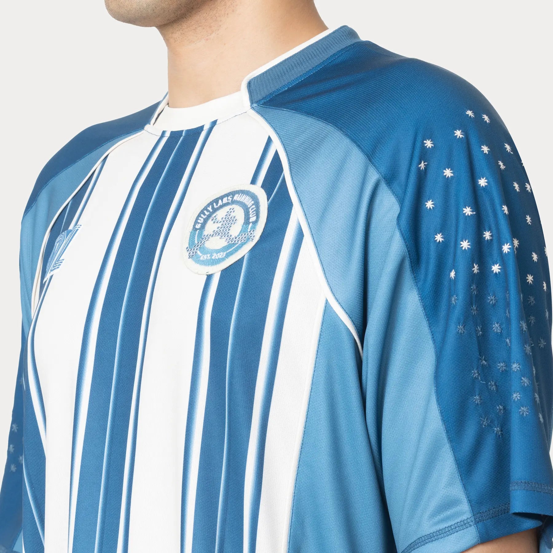 02 / Embroidered runner crest